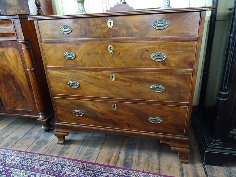 Georgian mahogany chest of drawers